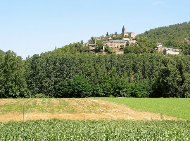 　D 77号線<br /><br />　此処にもまた、丘の上に美しい村が有ります。