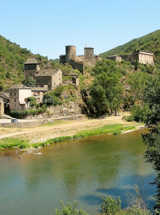 　D 902号線　Brousse le Chateau<br /><br />　「フランスの美しい村」20か所目、｢ブローズ・ル・シャトゥ｣です。<br /><br />　「タルン川」沿いの、古くて美しい、ささやかな村です、お城が有りますけど、多分、100人も住んでませんね、昔ながら、そのままの「美しい村」です。