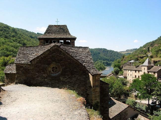 　ブロウズ・ル・シャトゥ<br /><br />　かなり小さな教会なので、ロマネスクもクソも無いと思いますけど・・・・かなり、雰囲気の有る建物です。