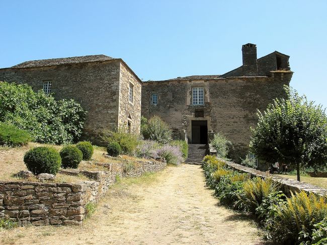 　ブロウズ・ル・シャトゥ<br /><br />　城塞の住居棟へ入ります。