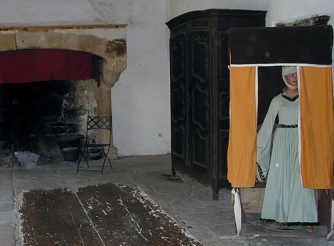 　ブロウズ・ル・シャトゥ<br /><br />　寝室と暖炉のある部屋です。<br /><br />　お姫様？も居られるようです。