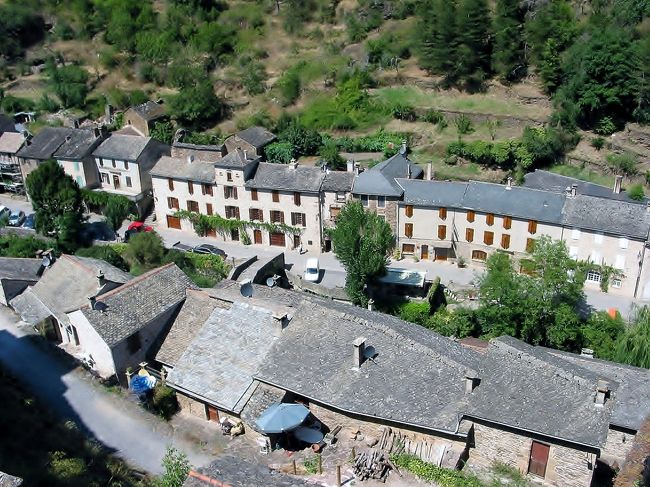 　ブロウズ・ル・シャトゥ<br /><br />　城壁から眺めた、村の家並み。<br /><br />　お城よりはよっぽど住みやすそうですね・・・まあ、現役ですから。