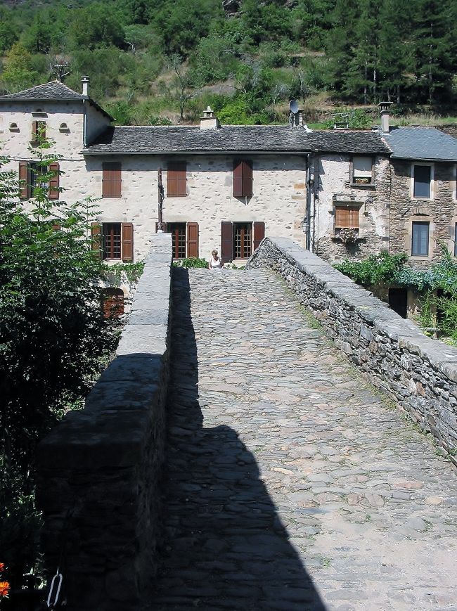 　ブロウズ・ル・シャトゥ<br /><br />　｢タルン川｣にかかる古い橋と、村の家並みです。