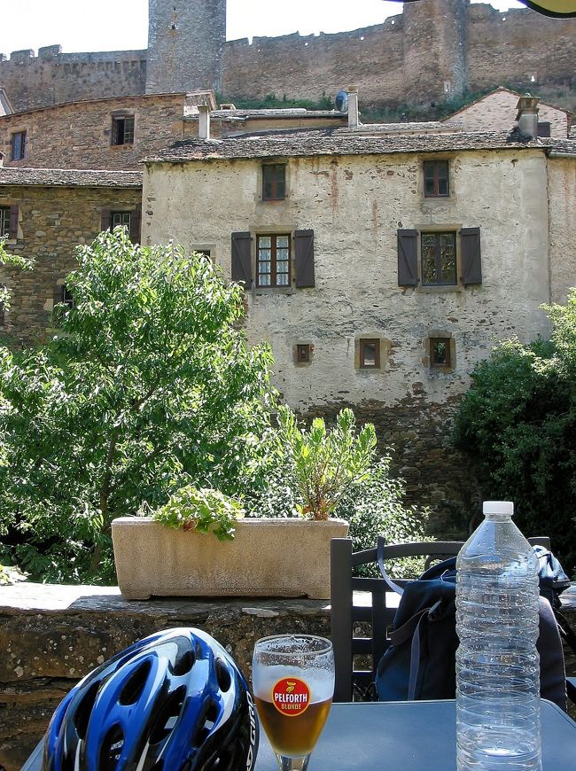 　ブロウズ・ル・シャトゥ<br /><br />　素晴らしい村が見られたので、ビールを一杯、銘柄は「Pelforth」、フランスではわりとポピュラーなラガービールです、アルコール濃度は4〜5%。、これくらいが一番美味しい気がします、慣れかも知れませんけど？・・・・フランスでは8%以上のビールを飲んでる人も多い様ですけど、僕にとっては、少し辛すぎます、ビールを飲んでるというより、アルコールを飲んでる気がします。<br /><br />　村の印象　★★★★★　満点！　村全体の色合いも建物も、とても調和が有って、素晴らしい村です。