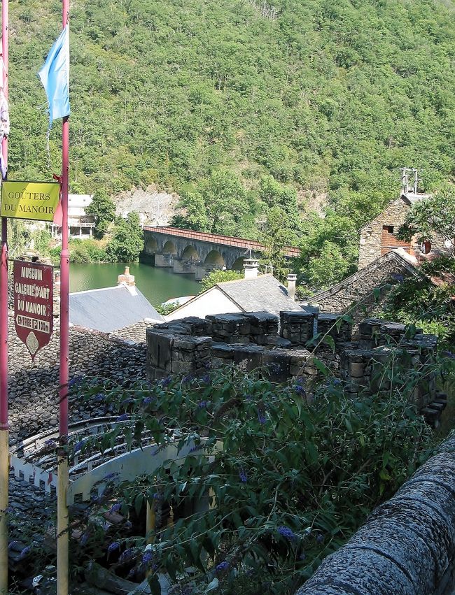 　ランコゥ<br /><br />　緑に囲まれた、川沿いの美しい村です。<br /><br />　下の橋は、今渡ってきた橋です。