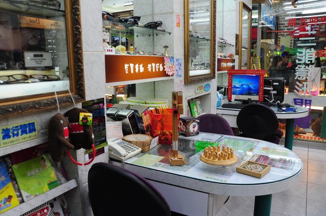 おもちゃとかが置いてあって、遊べます。<br /><br />店員さんも、「どうぞ座って遊んでって」って…<br /><br />