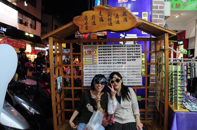 さらに、眼鏡やさんの前にあるベンチで眼鏡をかけて店員さんに写真を撮ってもらいました。