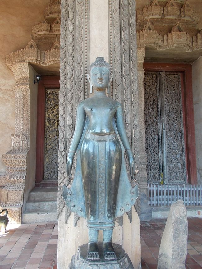 メコン川のほとりに素朴な仏教徒が暮らすラオスへの旅 その3 ビエンチャン市内観光(タート・ルアン、パトゥーサイ、ワット・ホーパケオ、ワット・シーサケーオ、タラート・サオ)