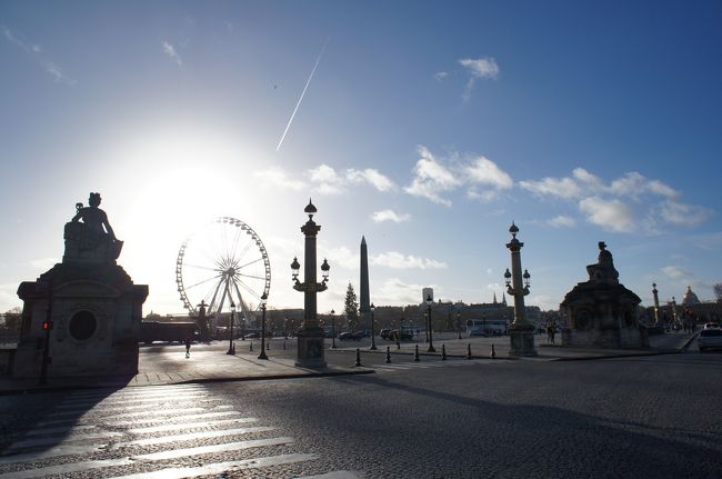 12月29日(土) 早朝パリ着 まだ暗い<br /><br />友人宅に着いて少し休憩してから、ショッピングへ♪<br /><br />30日は日曜日で大半のお店は閉まるし、31日はニューイヤーズイブなので何時まで開いているのか分からないため、買えるものは29日中に買っておこうと眠気も吹き飛ばす勢いで動き始める<br /><br />モンクレール（サントノール）　行列できてます<br />クリスチャン・ルブタン（サントノール）　行列できてます<br />ギャルリー・ラファイエット(特に夕方）　店内行列だらけ<br /><br />　<br />写真は、コンコルド広場
