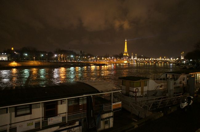 12月31日(月)　早々とおみやげ購入→コンコルド広場でカウントダウン<br /><br />カウントダウンに備えるものの、天気はあいにくの雨<br />花火はあがりませんでした<br />コンコルド広場からは、凱旋門までのライトアップもみれるし、ベストスポットだと思います<br /><br /><br /><br />写真は、12月31日 23:55 のコンコルド広場からみたエッフェル塔