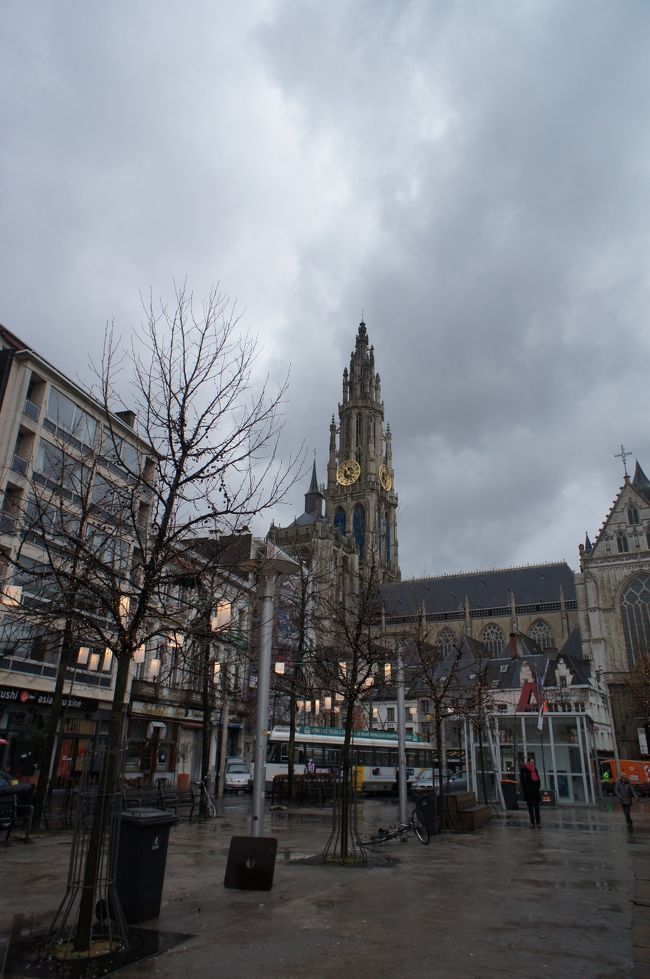 1月1日(火） パリ市内はどこも開いてないので、ベルギーまで日帰り旅行<br /><br />パリ北駅 08:25発のタリスでブリュッセルまで移動<br /><br />ブリュッセルから乗り換えて、アントワープへ<br /><br /><br />写真は、静まり返る元旦のアントワープ市内<br /><br />