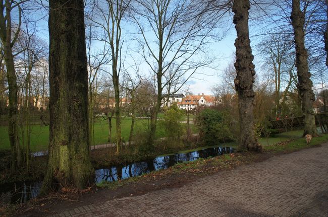 1月1日(火) パリ市内はどこも開いていないので、ベルギーまで日帰り旅行<br /><br />時間もあったので、アントワープからブルージュへ<br /><br /><br />写真は、運河の街、ブルージュ