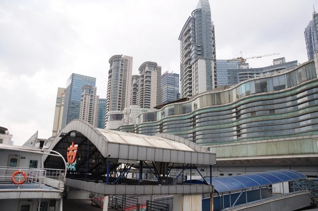 東昌路の船着場から船に乗って対岸（金陵東路）に行きます。