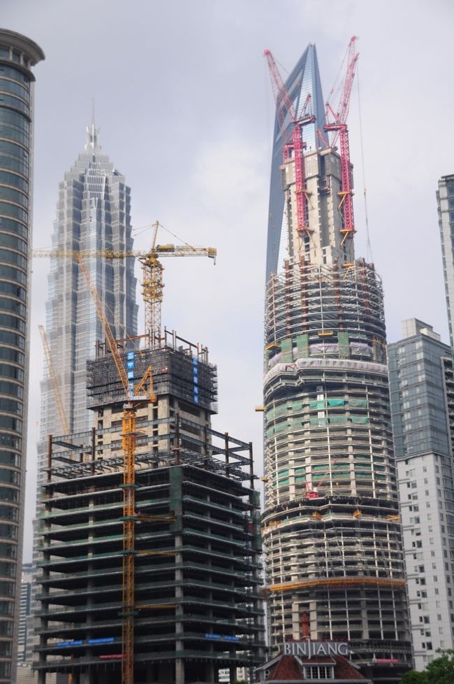 環球ビルと金茂ビル。<br /><br />手前のビルは今も建設中。