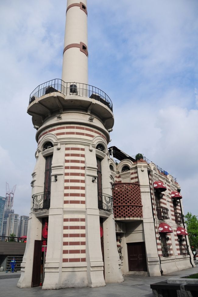 ○　信号台<br /><br />週末の外灘は、観光客で大にぎわい。