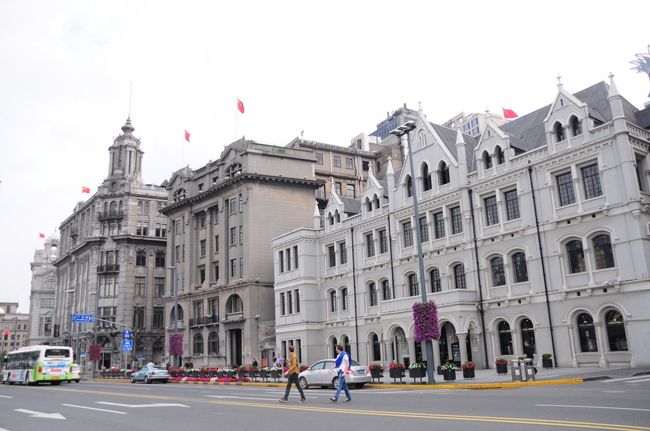 コラコラ、ここで横断歩道でないところを渡るのは危ないですよ〜！！！<br /><br />