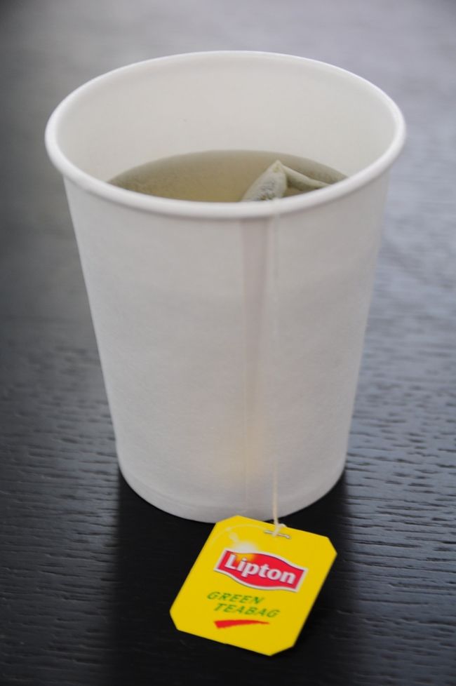 入場券の半券があると、5階のカフェでコーヒーか紅茶を無料でもらえます。<br /><br />紅茶を選びました。めちゃくちゃシンプルですけど、15元で芸術作品も見られて、紅茶飲みながらゆっくりできるとは、いい場所だ！なーんて思います。wifiもあるのでネットもできますよ。