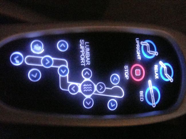 シートのリモコン<br />BEDモードでほぼフルリクライニングに♪