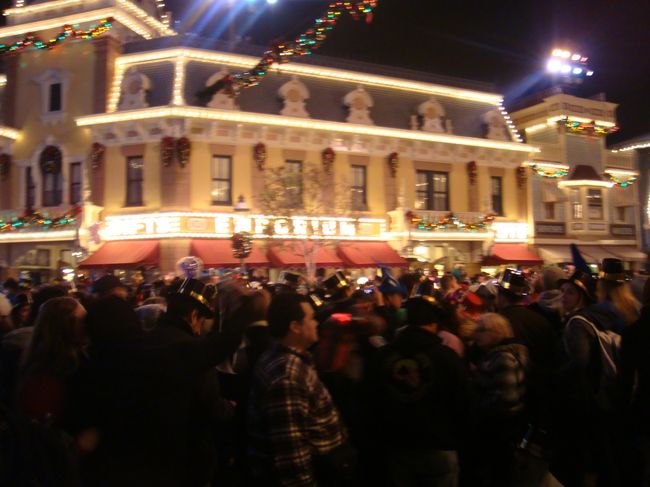 カウントダウンはこの人混み！<br />歩くにもやっとでした。<br />スモールワールドから出口に行くまでに３０分くらいかかったかも。。。<br />カウントダウン終了と同時に花火が上がるので、お城が見える位置での鑑賞をおすすめします！