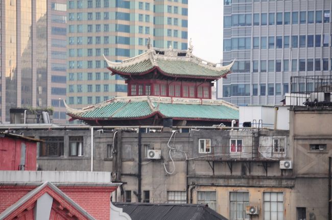 以前、裏外灘をぶらぶらしていた時に、たまたまビルの上に見つけた楼閣。下からは上手に撮れなかったけれど、ここからならばっちり撮れました…ビルの上にこれがくっついているんですよ〜不思議じゃないですか？