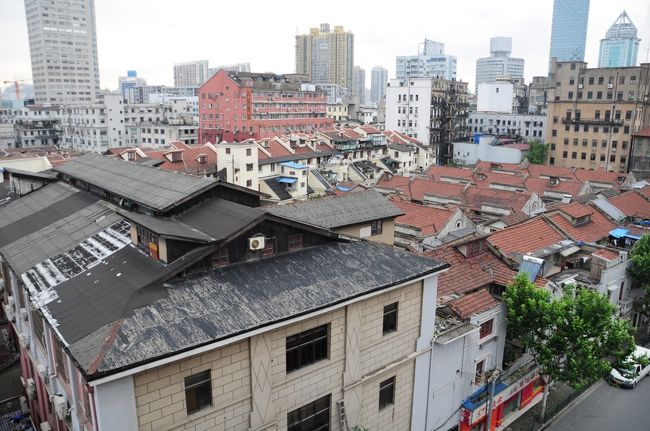 日も暮れてきたし、友達との待ち合わせの時間も近づいてきたので、地下鉄の駅まで歩いて行きます。