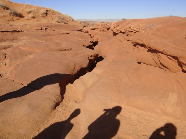 アンテロープキャニオンの入り口（真ん中の割れ目）<br />ふくよかなアメリカ人は入れるのだろうか・・？