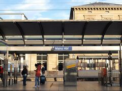 ＩＣだったので１時間半程かかって
マインツに到着〜〜〜。

こじんまりとしたホームで、
小さな町の予感がする♪

(目的であるシャガールのステンドグラスがある、
シュテファン教会以外あまり調べていない) 