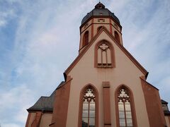 そして到着した！
ザンクト・シュテファン教会。
(St.Stephans-Kirche)/990年起工その後再建。
冬期は16:30CLOSE

外観はとてもシンプルな教会だった。
住宅地の様なところにあった。

冬季はどこもクローズ時間が早い為、
この教会も後30分で閉まってしまう。
本当に間に合ってよかった、
この教会を見たくて
ここマインツにやってきた♪