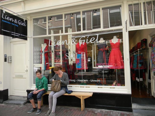 ヨルダン地区のブティック。カラフルなアイテムが目立ちます。