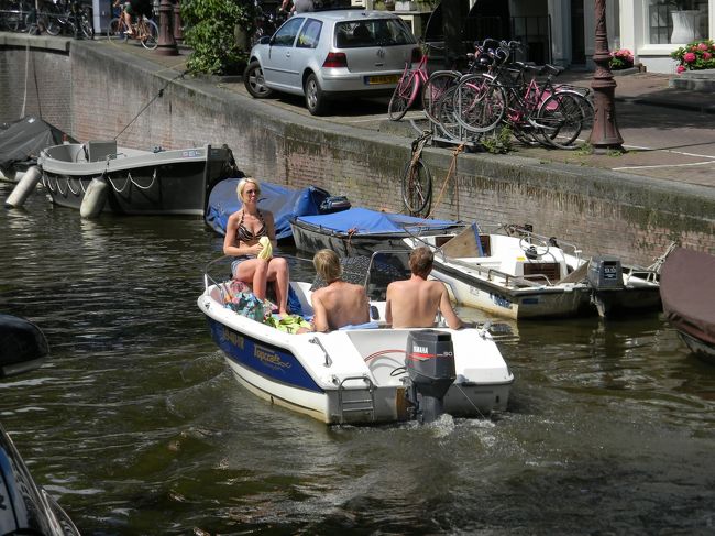 アムステルダム市民のレジャー、水路のボート上で水着姿で酒宴・・・欧米的！