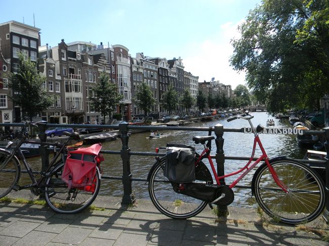 水路の周りにはおびただしほどの数の自転車が！！たまに不法駐輪車の撤去トラックが通っていますので、注意！