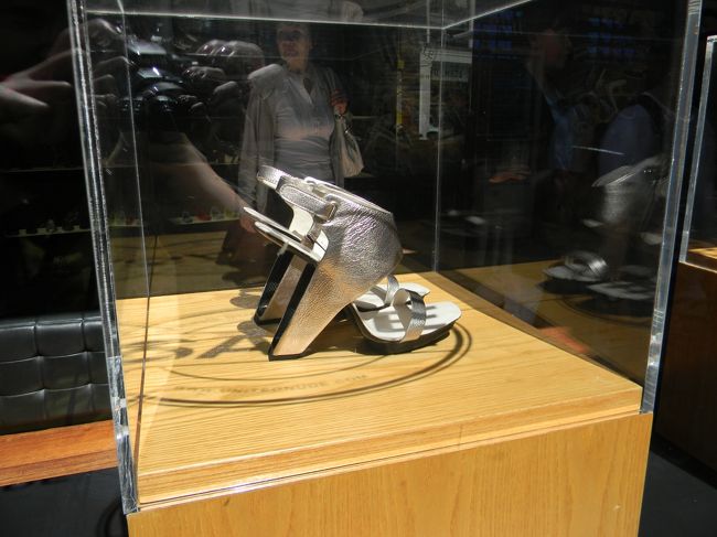 LADY　GAGAを髣髴させる、ユニークな靴。