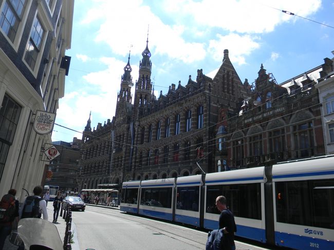 アムステルダム中央はトラムが走っています。