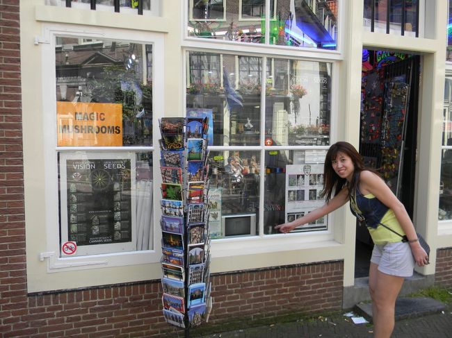 麻薬OKのここでは町中のお店で　麻薬が売られています。試す勇気はありませんでしたけど。町中が大麻の臭いがします。