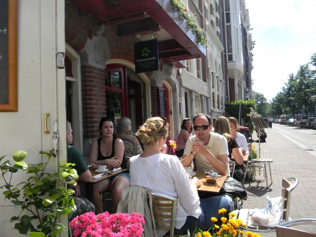 着いたのがお昼時だったので、お食事に出かけました。町中にいい感じのオープンカフェが見かけられます。メニューを見ると・・・軽食しかありません・・・。サンドイッチかスープの類。<br />こちらの人は外での食事をあまり重視していないようです。