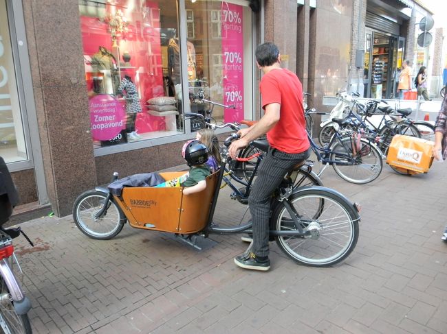こういうかご（箱？）つき自転車をよく見ます。子どもやお買い物を乗せるようです。