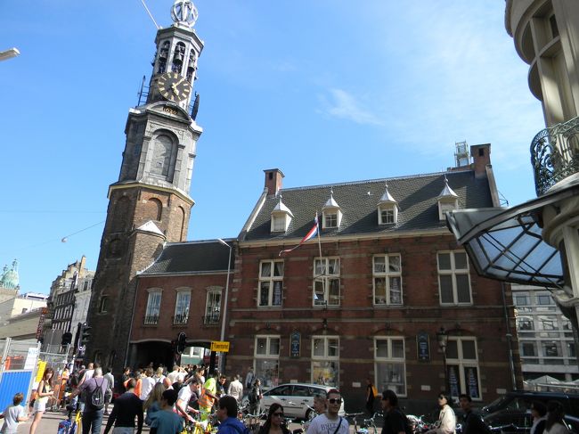 一番にぎやかな買い物通り、KALVERSTRAATをずっと下がり続けると、この塔が見えてきます。この先の橋を渡った向こうが花市場です。