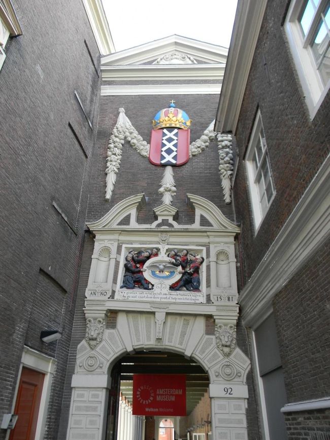 メイン買い物通り、KALVERSTRAATの途中にひっそりとあるのがアムステルダム市立歴史博物館。