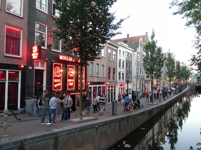 売春エリア、レッドライト地区。<br />ウインドー越しにランジェリー姿の女性が見えます。<br />店前にはどうやらガードマンの強面男性いて、写真はとりにくい雰囲気です。<br />