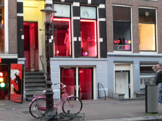 こっそり撮ってみたけど、女性はすぐに察知するのか、さっと消えてしまいます。