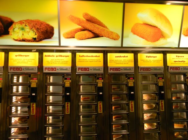 これが有名なオランダコロッケの手動自動販売機。<br />お金を入れて、好きなアイテムが入っている扉を開けて、自分で取り出す仕組みです。<br />とっても人工的な冷凍食品の味です。娘は気に入っていましたけど。<br />いまサンパウロの問屋街にもなぜか出没しています。