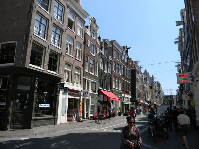 マーケットから中央駅に向かう道。ここは観光臭がしない地元向けの買い物通りのようです。