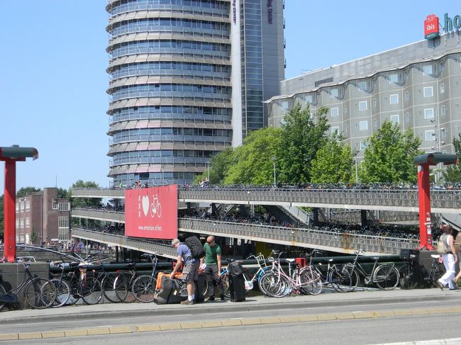 駅前の駐輪場。巨大な駐輪場に自転車が所狭しと収まっています。