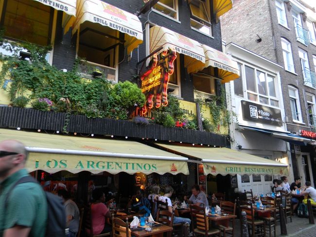 この日はトラムで南下して、飲食街へやってきました。ここは観光客向きオランダ料理を出すレストラン。こうでもしないとサンドイッチ以外のものにめぐり合わない！！