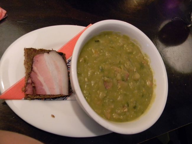 グリンピースのスープ。特別変わった味がしない・・・。