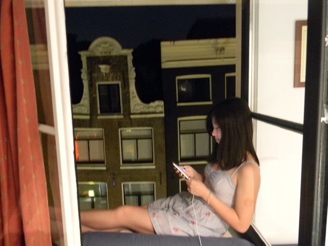 娘がB&amp;Bの窓辺でネット中・・・。落ちそうでひやひやします。やめておくれ〜〜〜