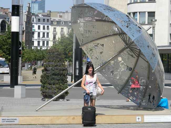駅前の広場。駅前の警官に下手なフランス語で「グランプラスはどこですか？」と聞くと、はっきりした発音のフランス語が返ってきました。うれしい！！
