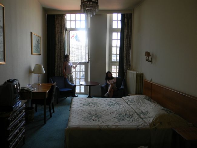 私たちのお部屋。グランプラス側を予約しました。ただ夜中もずっと音がうるさいので（周りに高い建物に囲まれてエコーがすごい）、繊細な人にはお勧めしませんね。夜中に喧嘩があり、罵声と女性の泣き声、パトカーのサイレンで、夜通しのカーニバルの大音声の中爆睡できたさすがの私も起こされてしまいました。