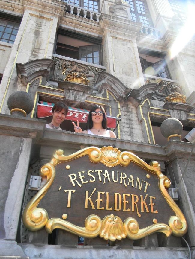 ビンボーな私たちは当然星の着いたホテルなど泊まれません。このレストランの上のこのホテルはグランプラス内にあるのに、宿泊費が手ごろ。超お勧めです。