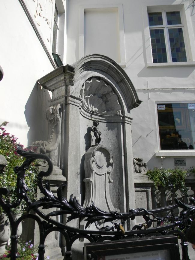 世界３大がっかりのしょん便小僧。<br />確かに人だかりがなかったら、見過ごされてしまいそうなインパクトのないものですが、後日通りがかったら、中国風の服を着させられていました。